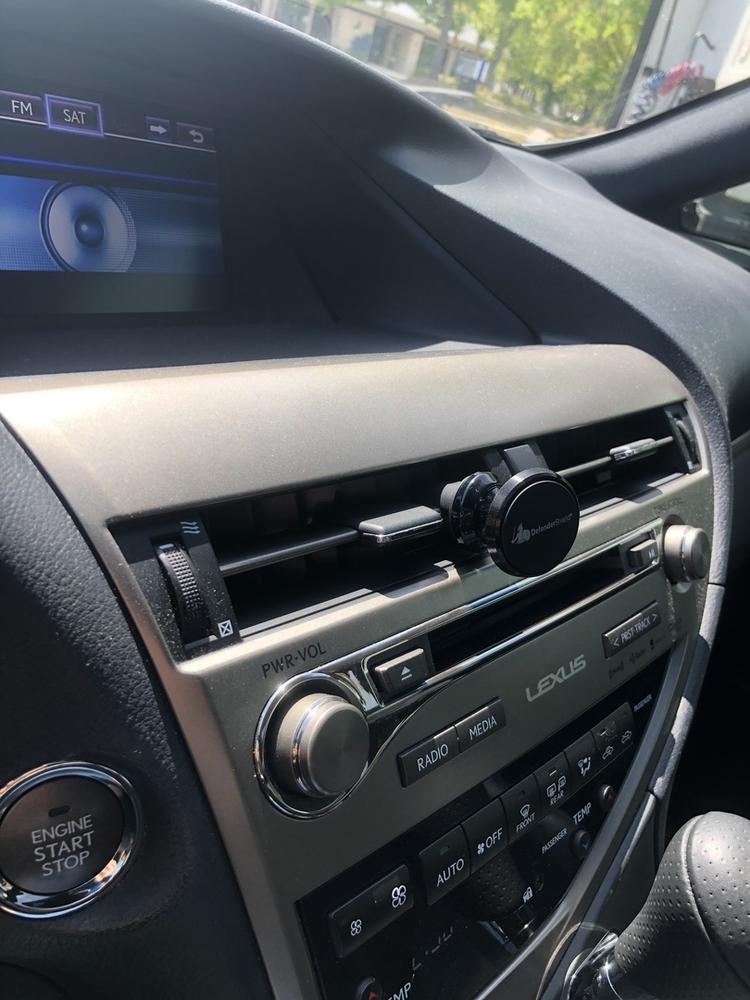 DefenderShield Magnetic Car Phone Holder - Air Vent Mount w/ 360° Rotation - Customer Photo From Jen S.