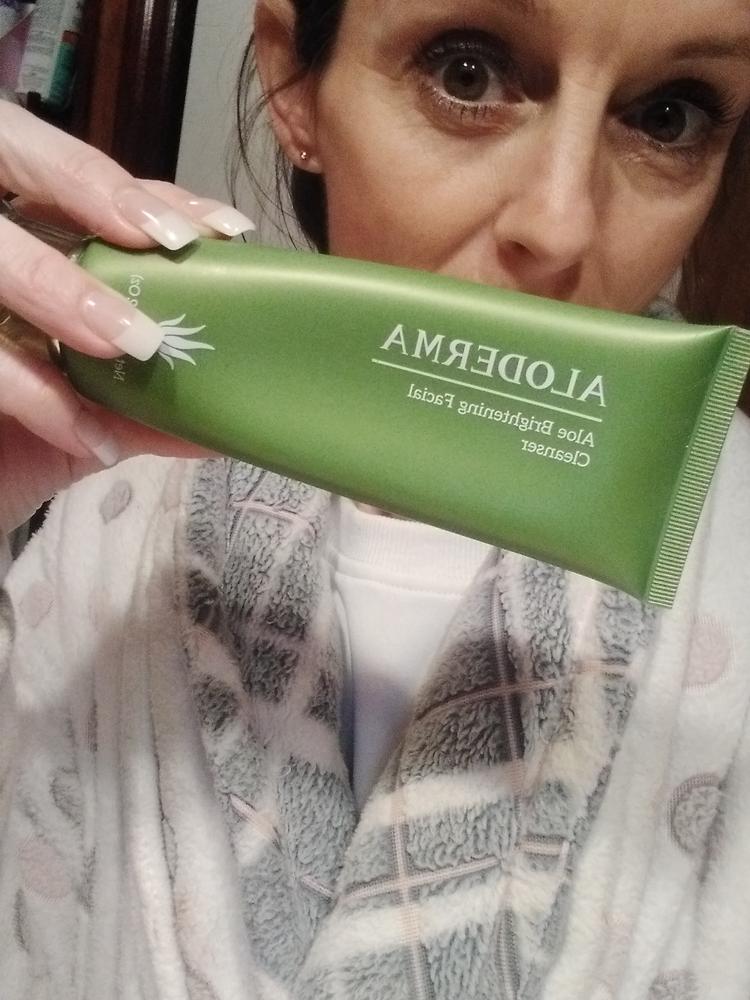 Aloe Brightening Facial Cleanser - Customer Photo From Linda