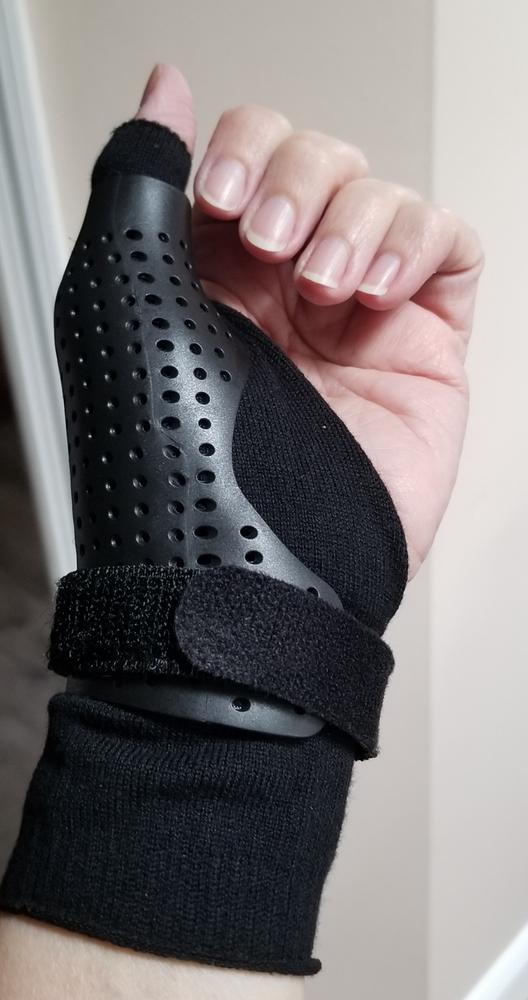 US Solid Thumb Spica Splint- Thumb Brace for Arthritis or Soft Tissue  Injuries, Lightweight and Breathable, Stabilizing and not Restrictive, Fits  Both