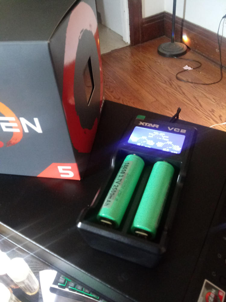 Caricabatterie Xtar VC2 A 2 Vani Con Schermo LCD E Porta USB – Per Batterie Li-Ion 18650, 21700 E Altre