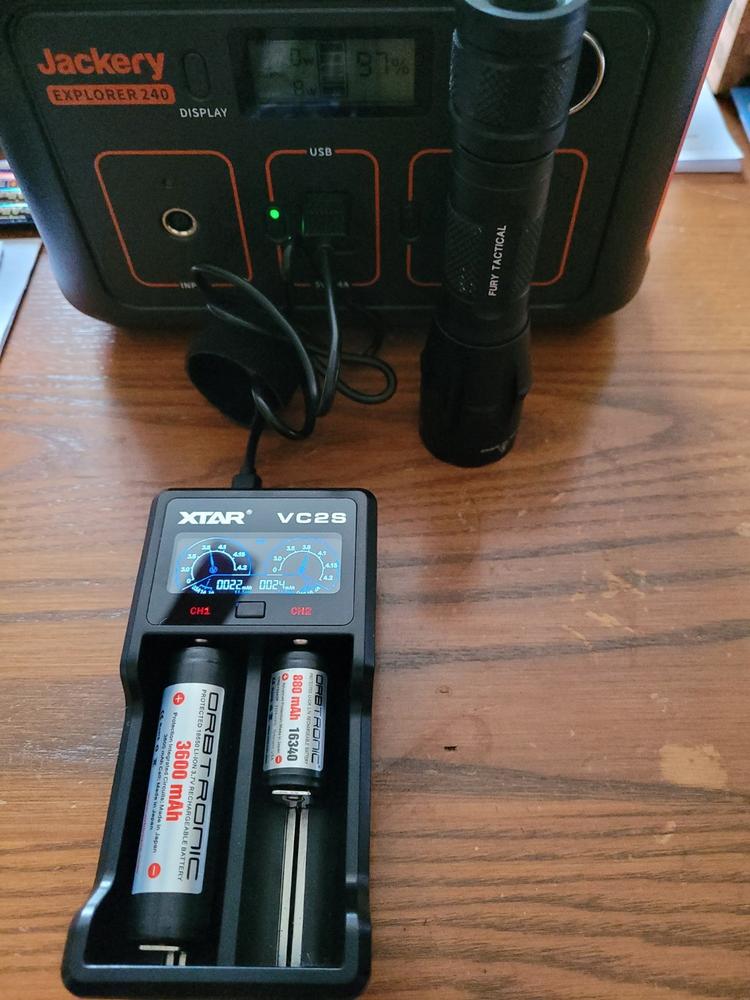 Xtar VC2SL battery charger - Orbtronic.com