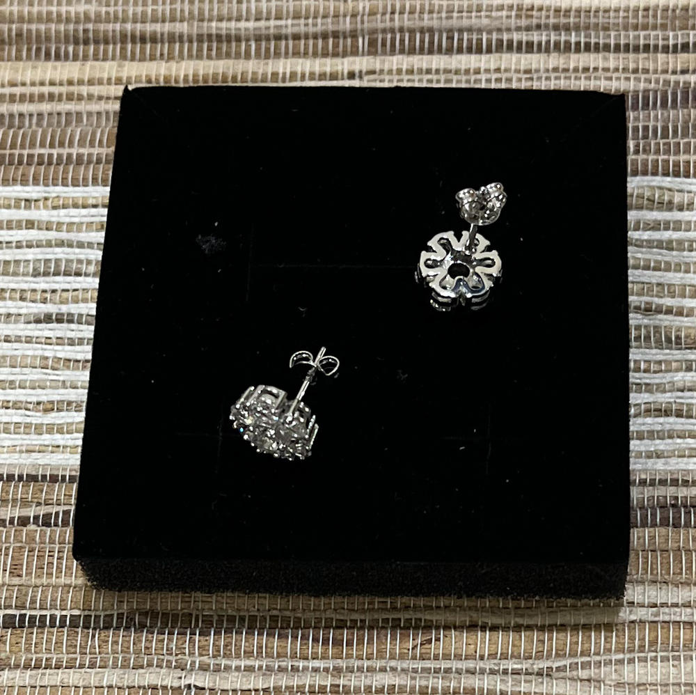 Maggie 18k White Gold Plated Flower Stud Earrings with Crystals - Customer Photo From Justmediana