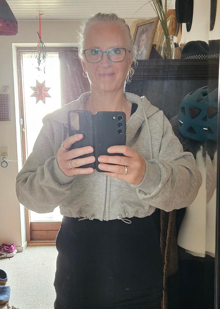 ICANIWILL - EVERYDAY CROPPED HOODIE LYS GRÅ - Customer Photo From Simone Jensen
