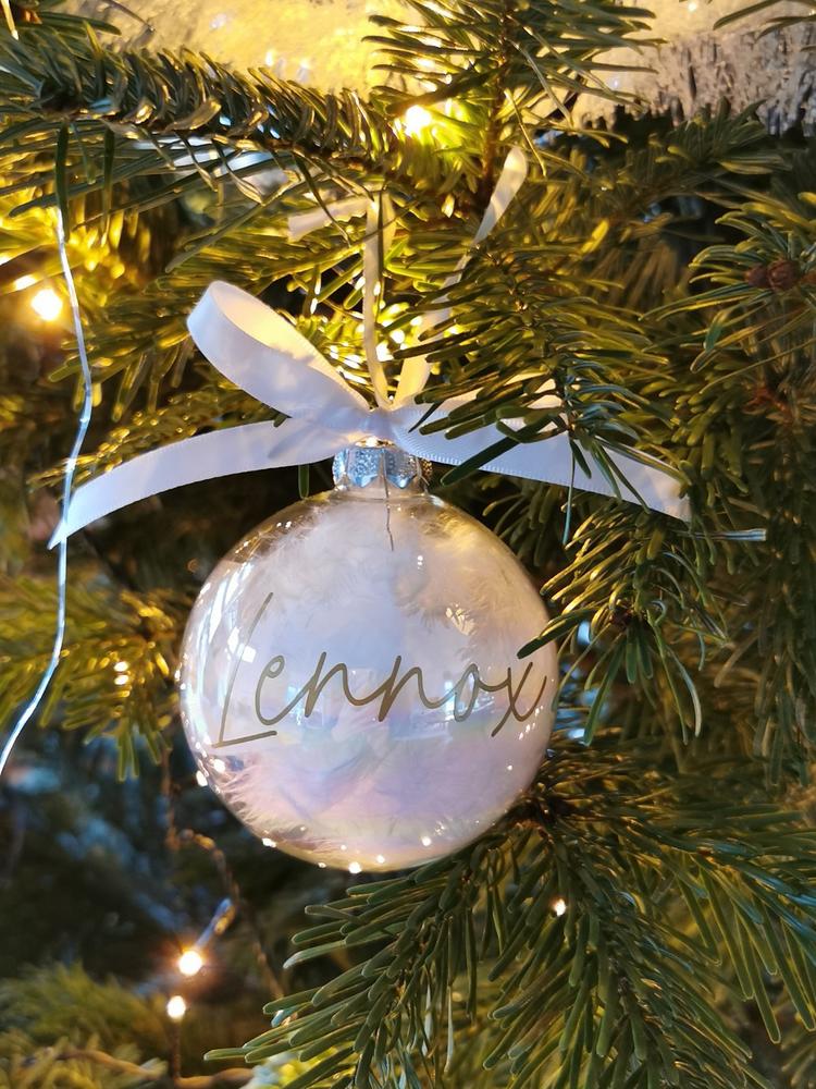 Gepersonaliseerde kerstbal met naam - Wit veren - Customer Photo From Krista Ruijs