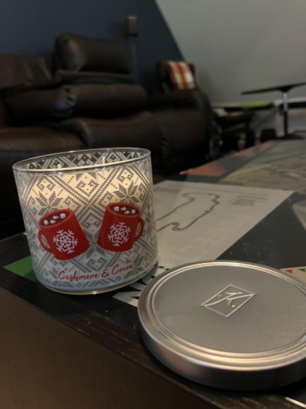 Cashmere & Cocoa | 3-wick Candle - Customer Photo From Gilberto R.