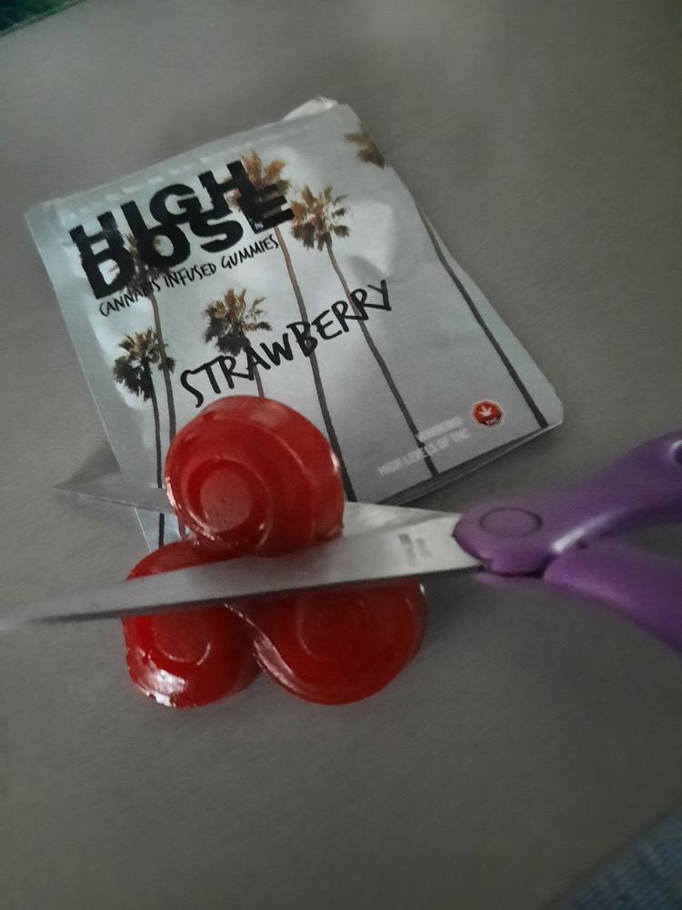 High Dose 500mg THC Gummy - Strawberry - Customer Photo From Julie Marks