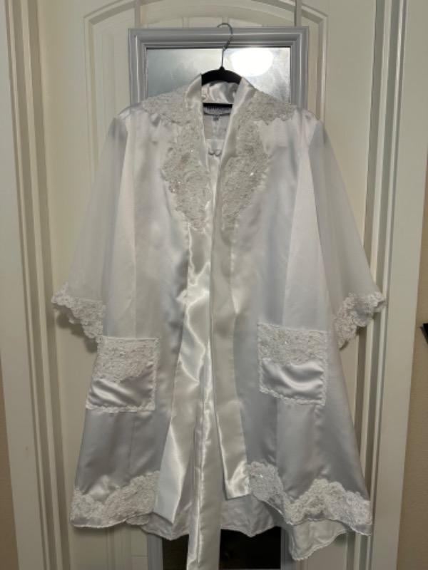 Signature Stunning Getting Ready Bridal Robe (as seen on Tik Tok) - Customer Photo From Leann Roach