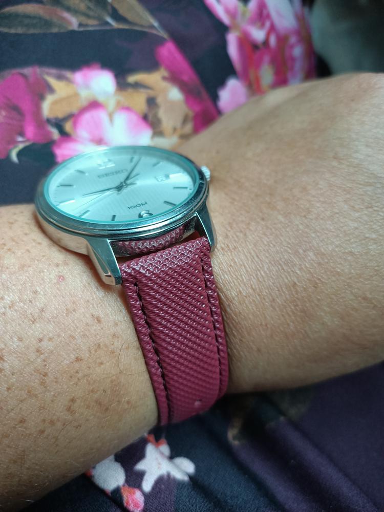 SAILCLOTH QUICK RELEASE - BURGUNDY - Customer Photo From Katie
