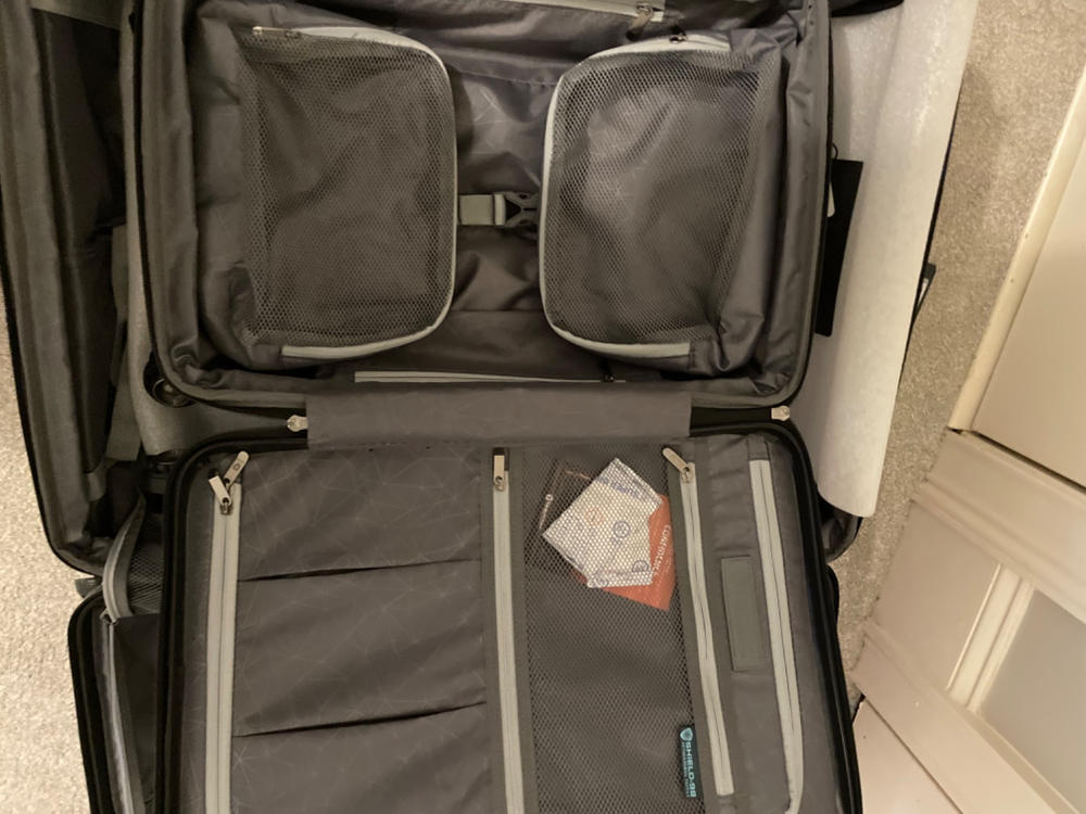 Archer 2 Piece Spinner Luggage Set w/ Built In USB Port - Customer Photo From Robyn Bible
