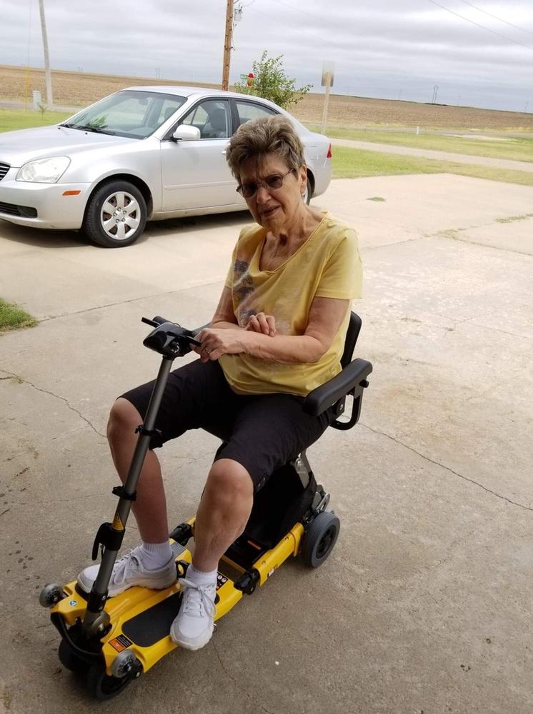 2022 Luggie Standard Scooter - Customer Photo From Shirley T.