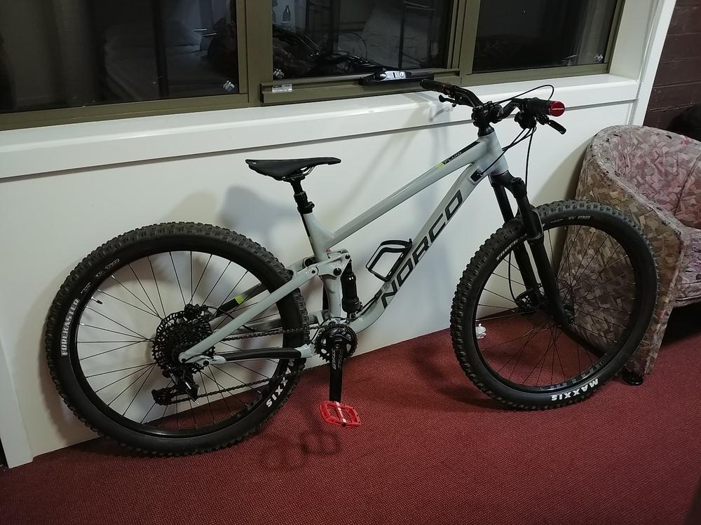 red mtb flat pedals