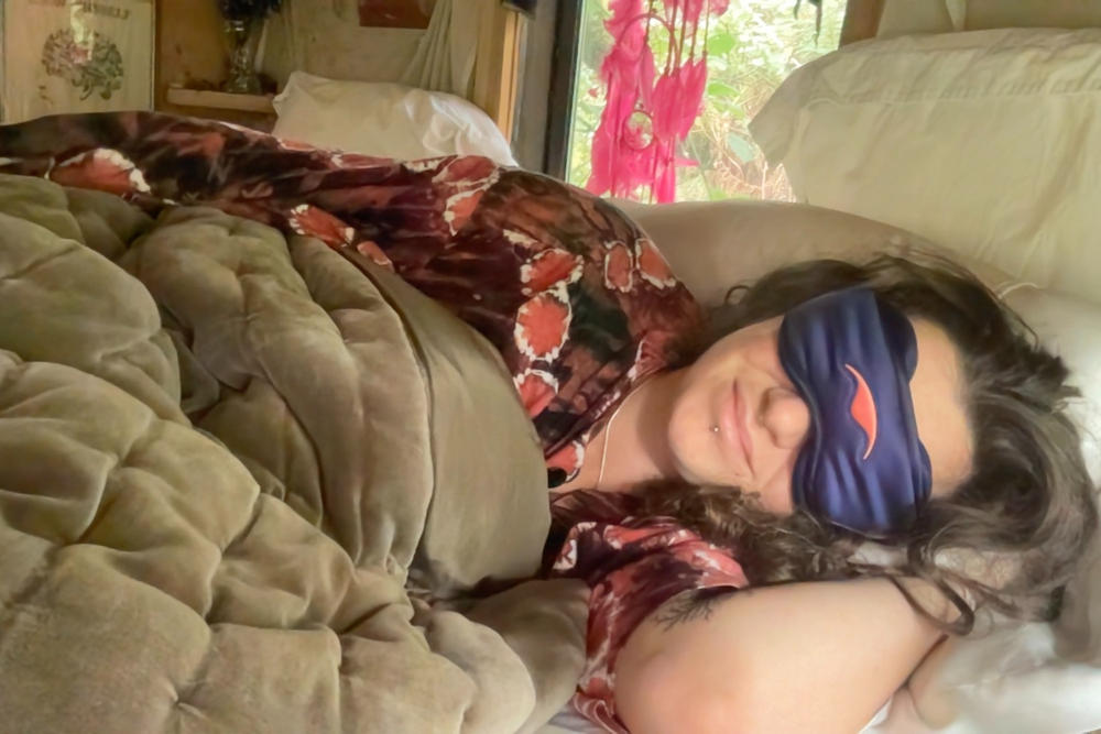 Manta SILK Sleep Mask - Customer Photo From Elly Cooper