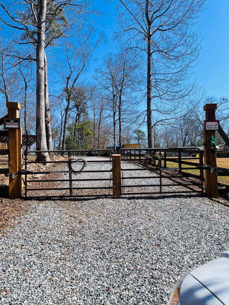 LiftMaster LA400PKGUL Dual Swing Gate Opener - Customer Photo From Dorothy Smith