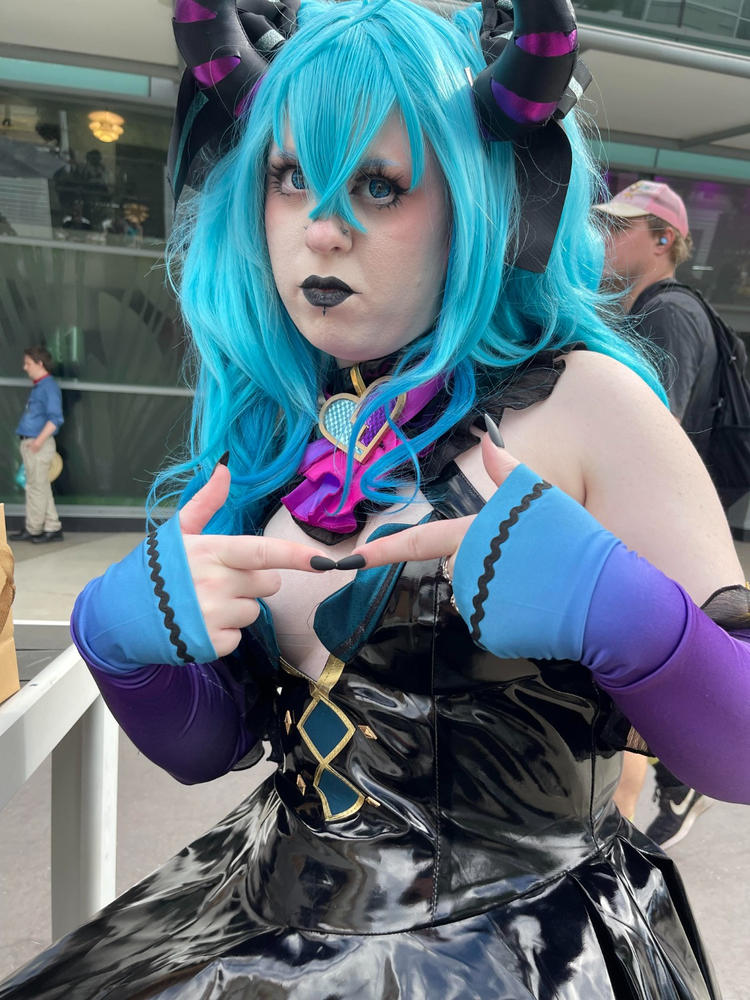 Uwowo V Singer Little Devil cosplay Costume 50CM Long Blue Wig - Customer Photo From Jessica Kleingeld