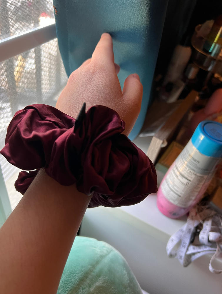 Mulberry Silk Scrunchie - Customer Photo From Magaly B.