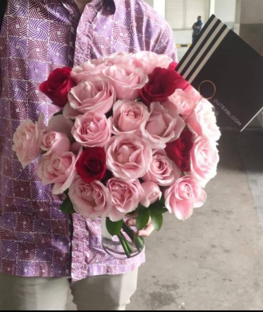 2 Dozen Of Red And Pink Roses in Vase - Customer Photo From Andrio Prabowo