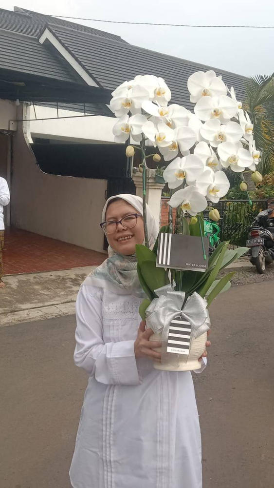 Triple Majesty White Orchid in Vase - Customer Photo From citra agustina