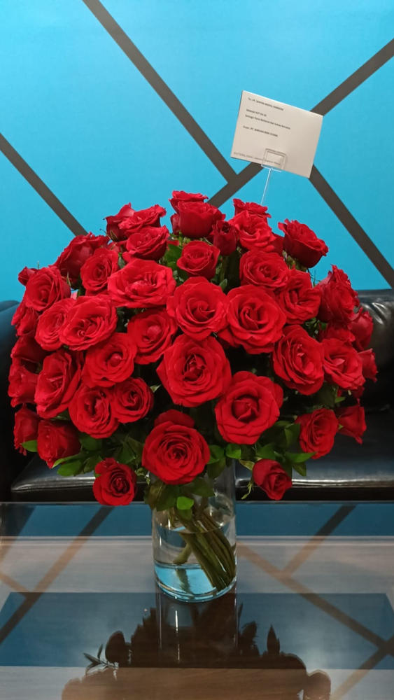 One Hundred Braveheart Red Roses in Vase - Customer Photo From Arum Rahma