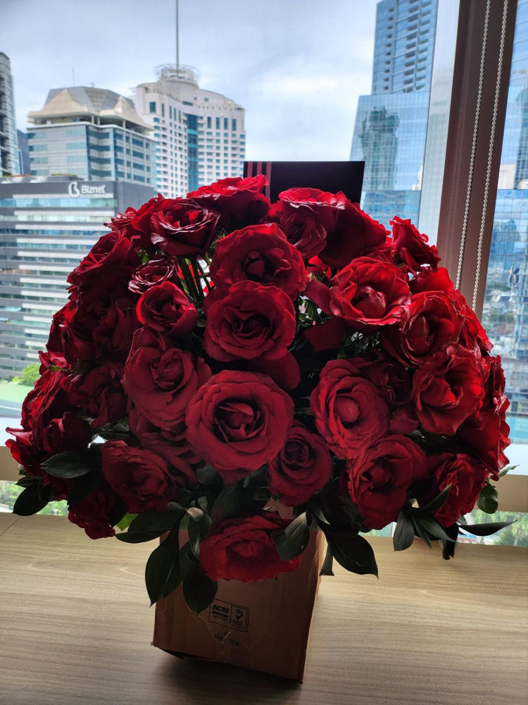 One Hundred Braveheart Red Roses in Vase - Customer Photo From Thomas Wibowo