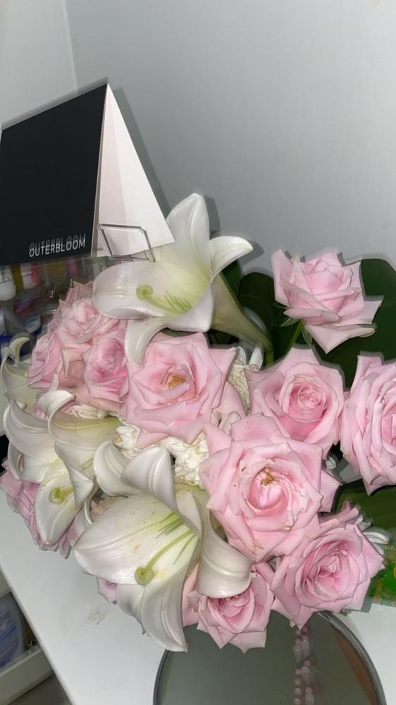 White Lilies And Pink Roses in Vase - Customer Photo From Mohamed Taha El Gharib