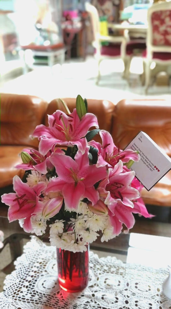 Pink Lilies With White Daisies in Vase - Customer Photo From Dian Soedibyo