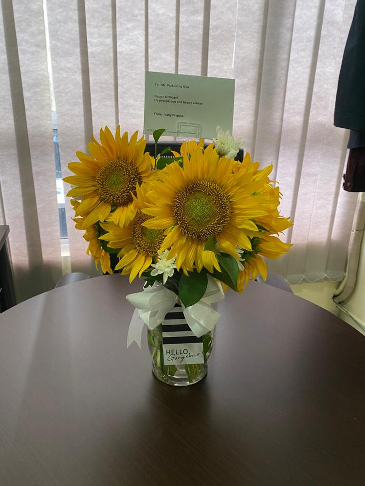 Sunflower Yellow And With White Daisies in Vase - Customer Photo From Vany Priskila