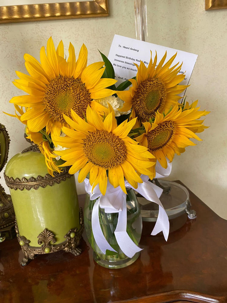 Sunflower Yellow And With White Daisies in Vase - Customer Photo From Kara Gunawan