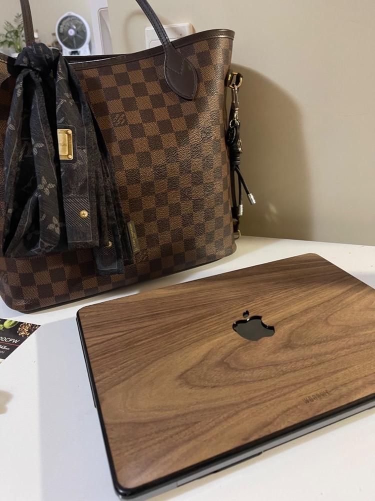 MACBOOK PROTECTIVE CASE - Made of Real Wood - Walnut - Customer Photo From Andrea Davis