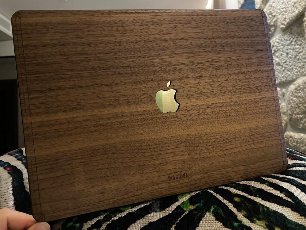 MACBOOK PROTECTIVE CASE - Made of Real Wood - Walnut - Customer Photo From Alessandro Amato
