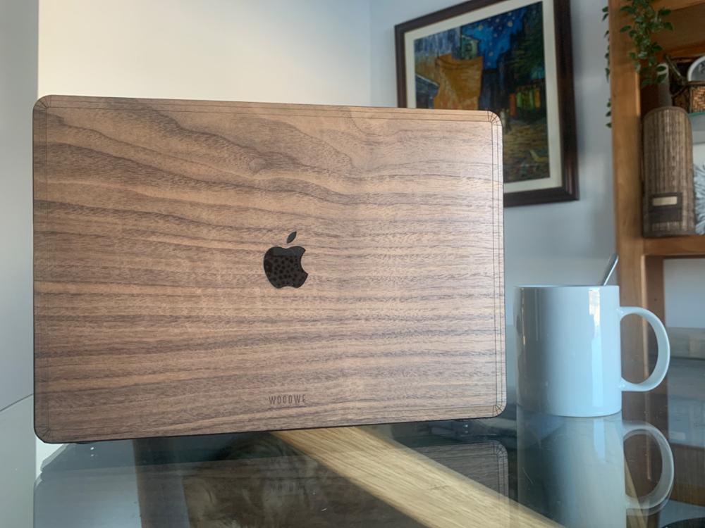 MACBOOK PROTECTIVE CASE - Real Walnut Wood - Customer Photo From Rita Fernandes