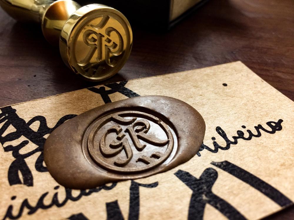 Personalised wax seal stamp with two sealing wax sticks with Pineider wood  case