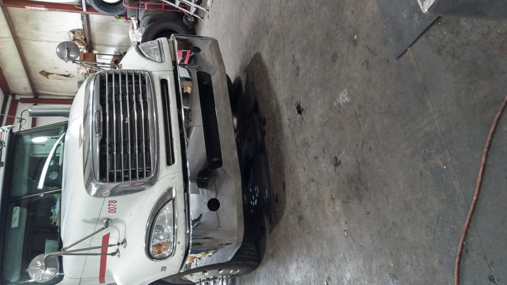 18” Chrome Bumper Fits Century 2005-2007 / Columbia 2003-2007. Aerodynamic Cut, Wrap Around, Round Fog Light And Large Center Tow Holes fits Freightliner Century / Columbia - Customer Photo From Chris K.