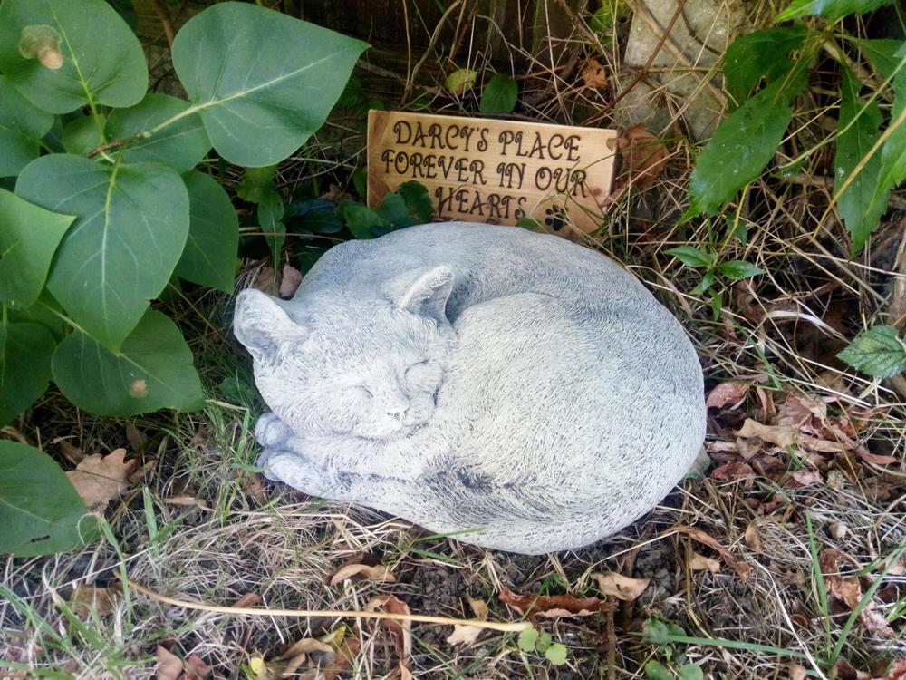 STONE GARDEN CURLED UP SLEEPING CAT / MEMORIAL STATUE ORNAMENT