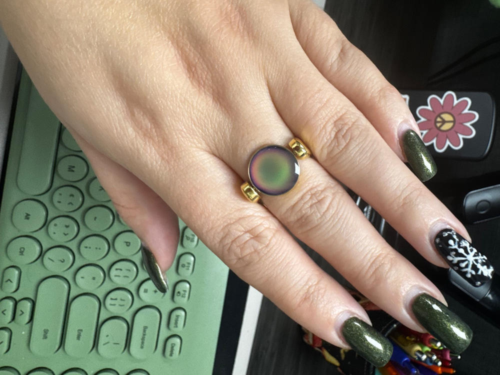 Mood Color-Changing Click n Spin Fidget Ring for Anxiety - Customer Photo From Lauren Vaughan