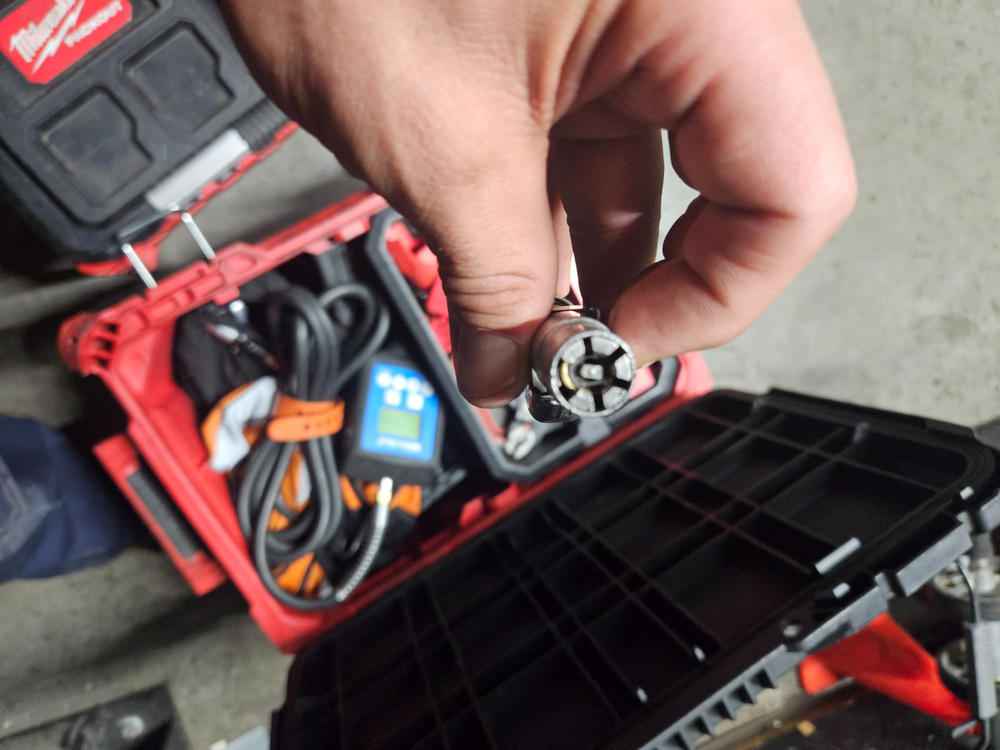 LockNFlate® Locking Air Chuck - Straight or 90-Degree - Customer Photo From Marcos Guerrero