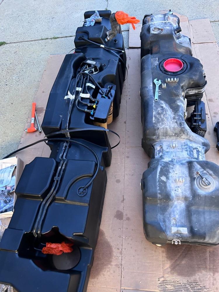 68 Gallon Replacement Fuel Tank for 2017-2025 Ford F-250 / F-350 / F-450 Powerstroke 6.7L Crew Cab Long Bed - Customer Photo From Delfino Roman