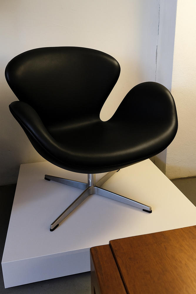 Swan Chair By Arne Jacobsen For Fritz Hansen - Customer Photo From Shelby