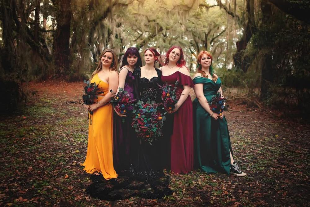 gothic bridesmaid dresses Forest Black Gothic Halloween Lace Wedding Dress With Chiffon Sleeves ISODIE Shirt Size:S · 38 IT 40 Black actors wearing a layers of tulle on