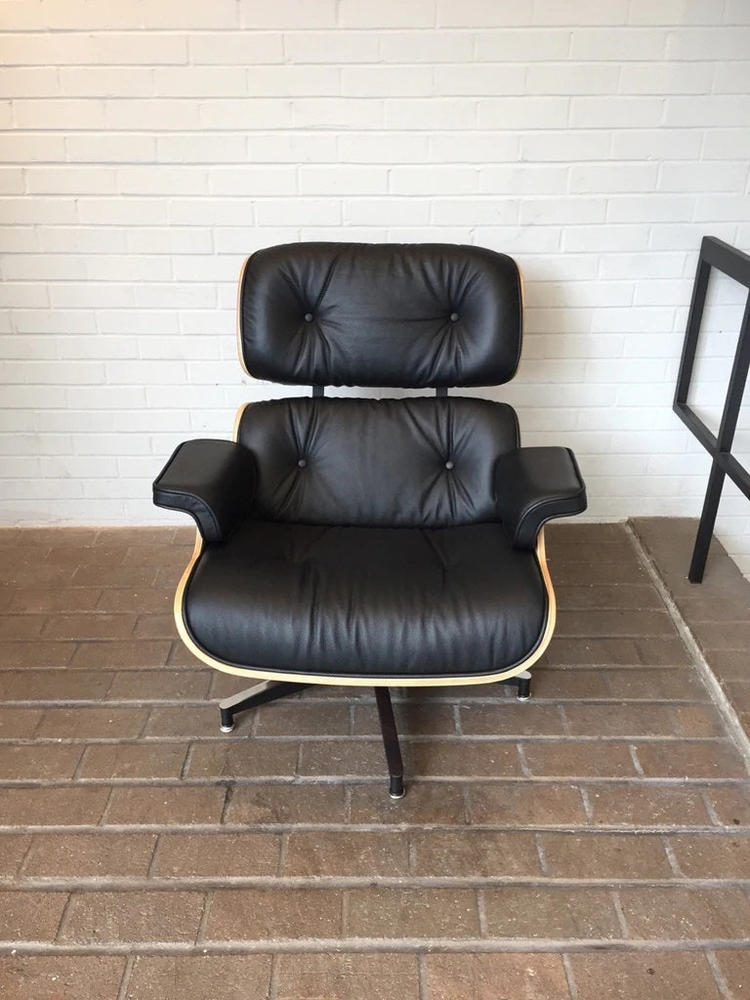 Eames Lounge Chair and Ottoman Replica - Customer Photo From Olbert