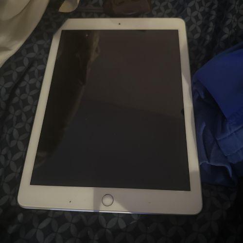 Apple iPad 8th Gen (10.2 inch, Wi-Fi, 128GB) - 2020 - Gold