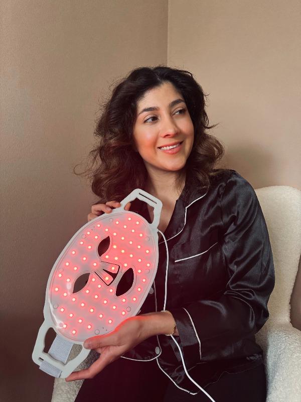 GlowWave - Exklusive LED Maske für strahlende Haut + Gratis Make-up-Bag - Customer Photo From Aryana Gohari