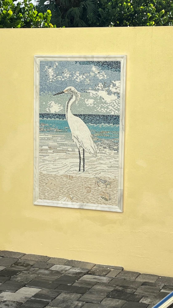 Riflessione dell'airone bianco - Arte del mosaico sul lato del mare - Foto del cliente di Monica Marie McKeown