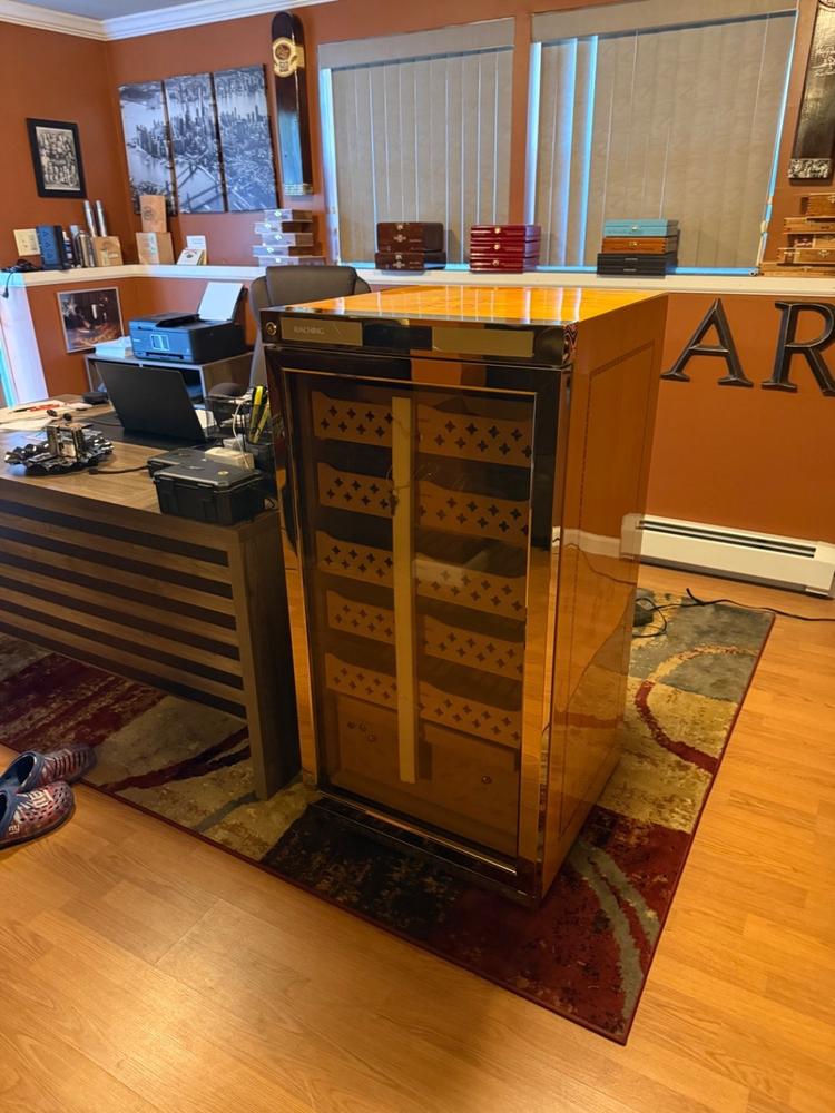 Raching MON1800A Climate Control Gold Burl 1,200-Cigar Electric Humidor - Customer Photo From Giuseppe Russo