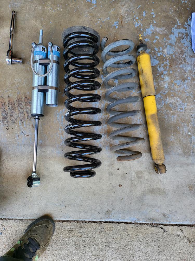 Bilstein B8 5162 Leveling Kit + Rear 5160 Reservoir Shocks Kit for 2005-2007 Ford F250 Super Duty 4WD w/2" lift - Customer Photo From Shawn Shelton