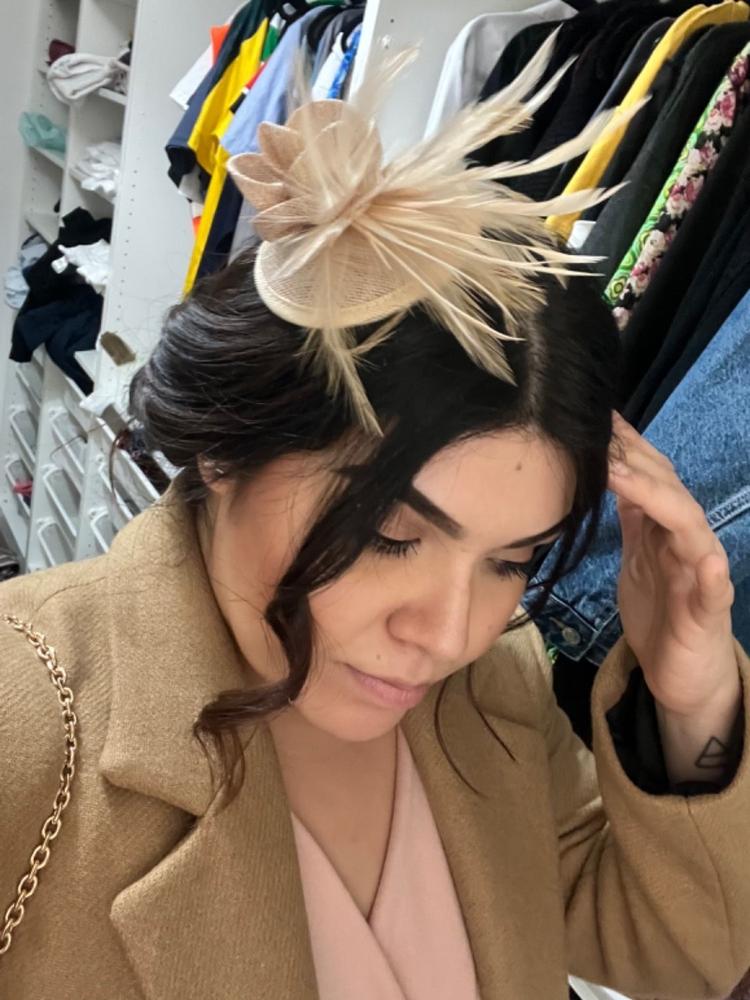 Nude Disc Fascinator with Flower & Feathers - Customer Photo From Camila Novoa