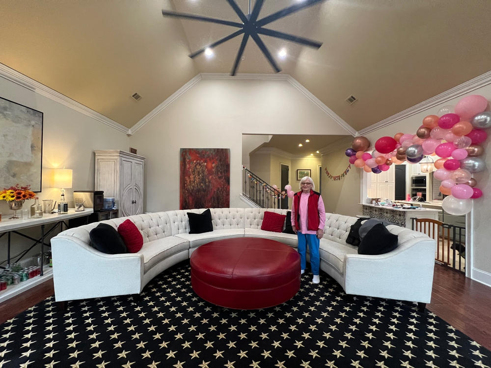 Andover 30", 40", 50", Or 60" Round Leather Ottoman - Customer Photo From Valentina Hourin