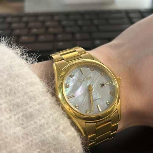 Montre Femme Citizen Eco-Drive SY2032-59D – Cadran Noir, Boîtier Or, étanche 30m, Neuf Avec étiquettes