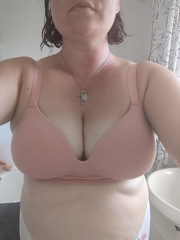 Claudine portant le soutien-gorge sans armature CelluCore