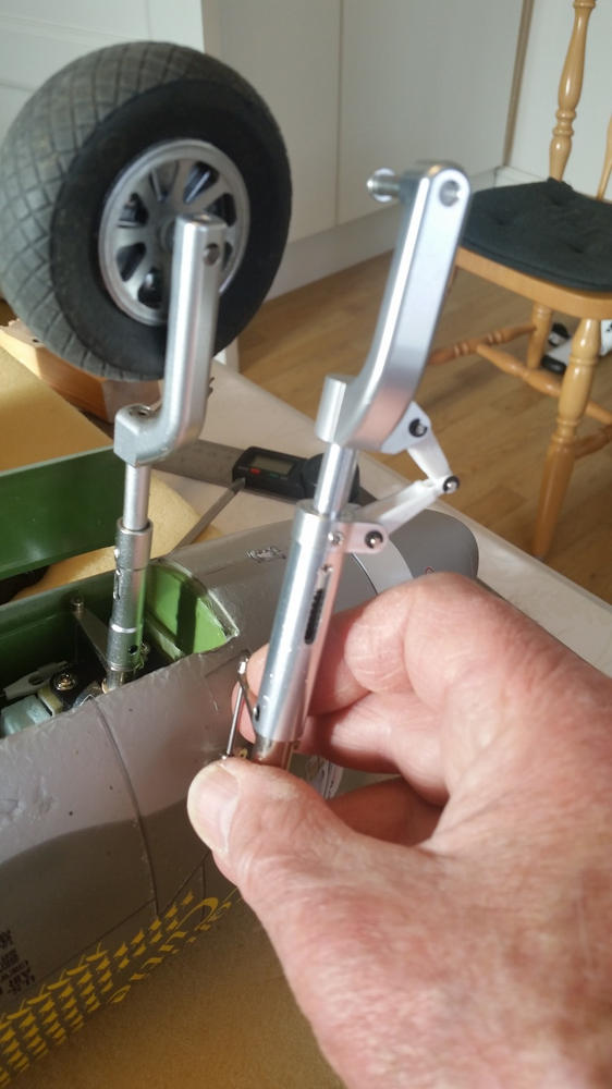 FlightLine RC P38 Upgrade Nose Landing Gear Strut and Tire FLW3010891