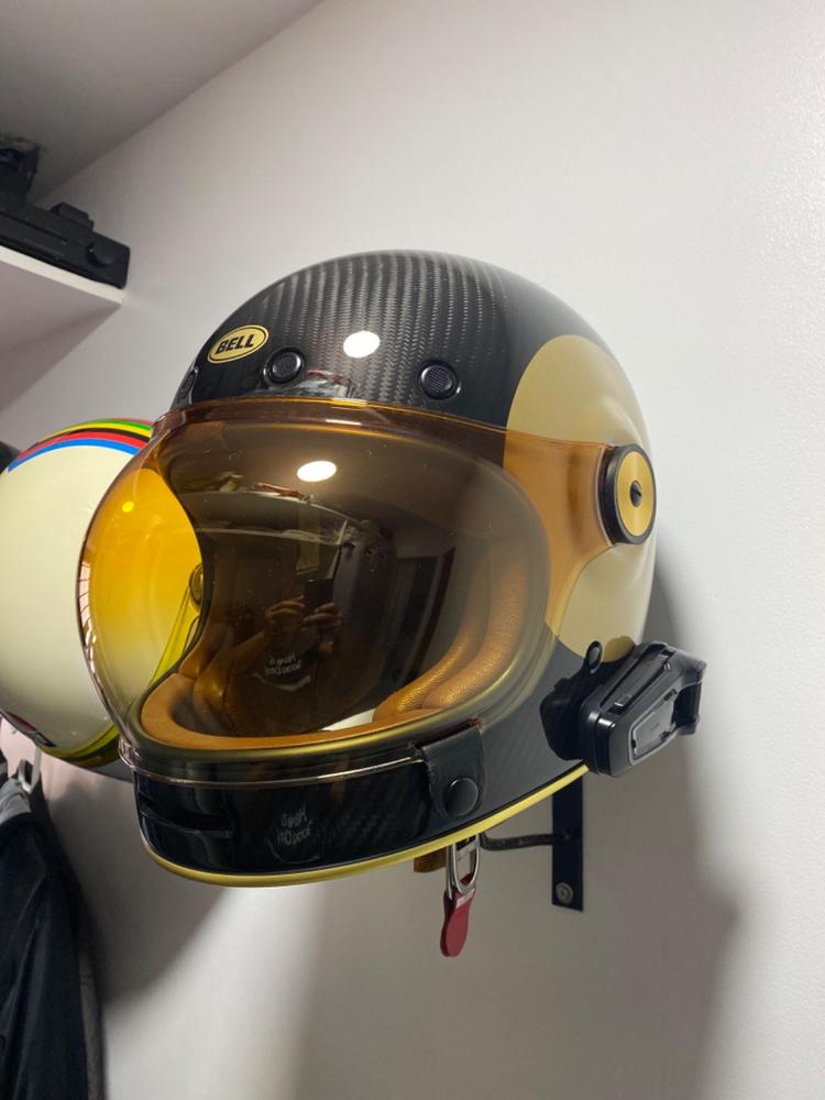 bell bullitt carbon full face helmet GT RSD Temple Gloss Black/Silver / Medium metal mesh circular intake vents with a rear exhaust vent and 3D cut cheek pads with speaker pockets compliment the vintage styling and push the Bullitt into the 21st century EM MOTO | Bell -